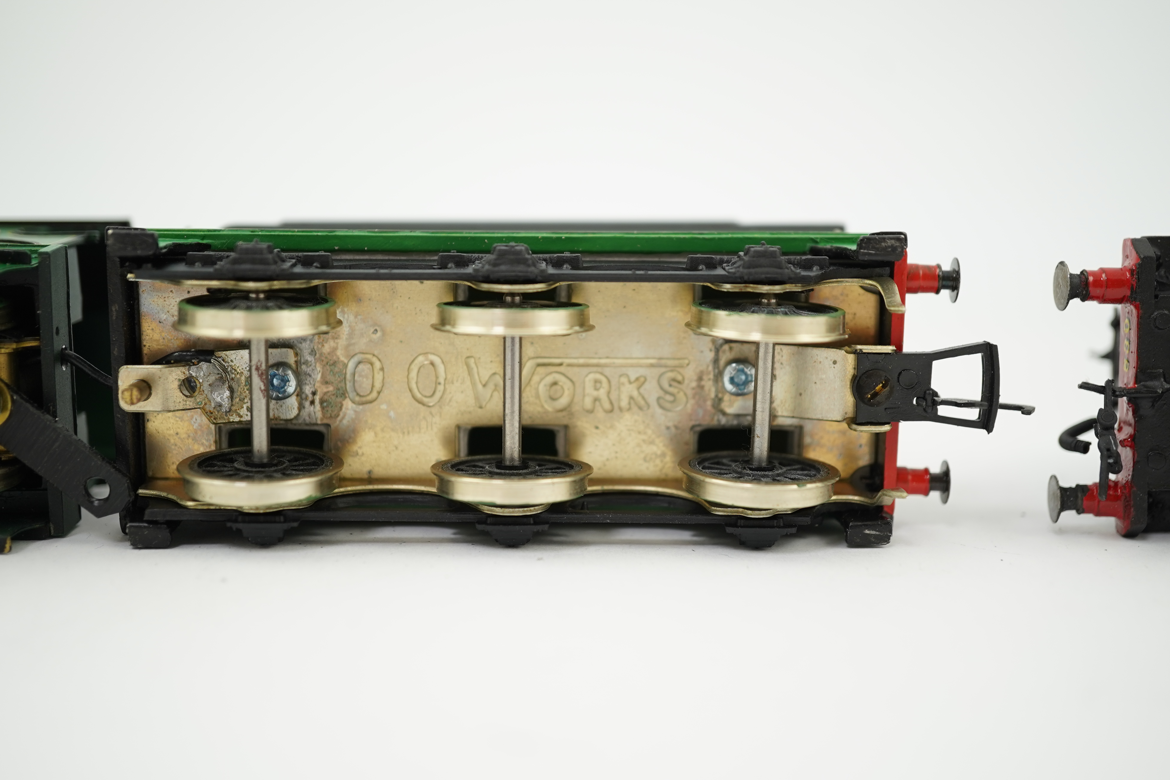 Two 00 gauge brass and white metal kit built Southern Railway tender locomotives; a Wainwright class L 4-4-0, 1769, together with an OO Works kit Maunsell class Q 0-6-0, 530, constructed, painted and lined to a high stan